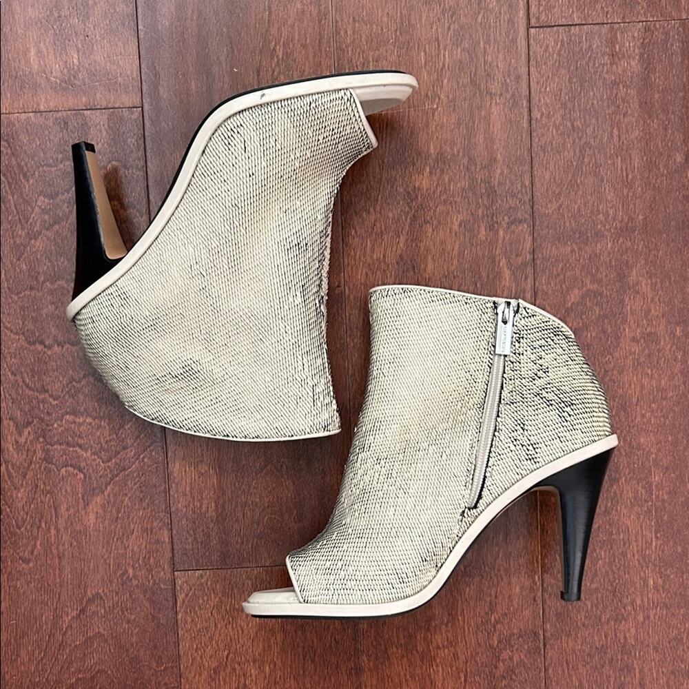 Vince Camuto Finndayas Leather Peep Toe Bootie in Swan, Amazing Texture, Size 8